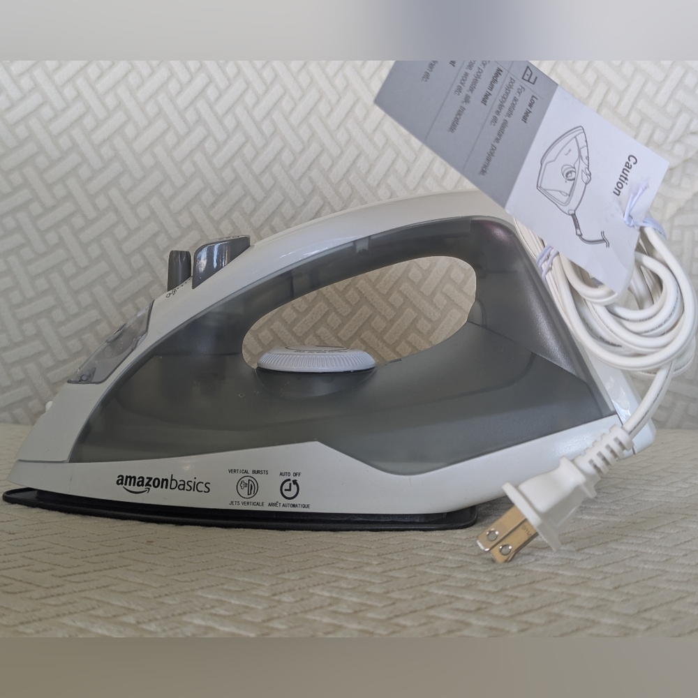 Amazon Basics Steam Iron NWT